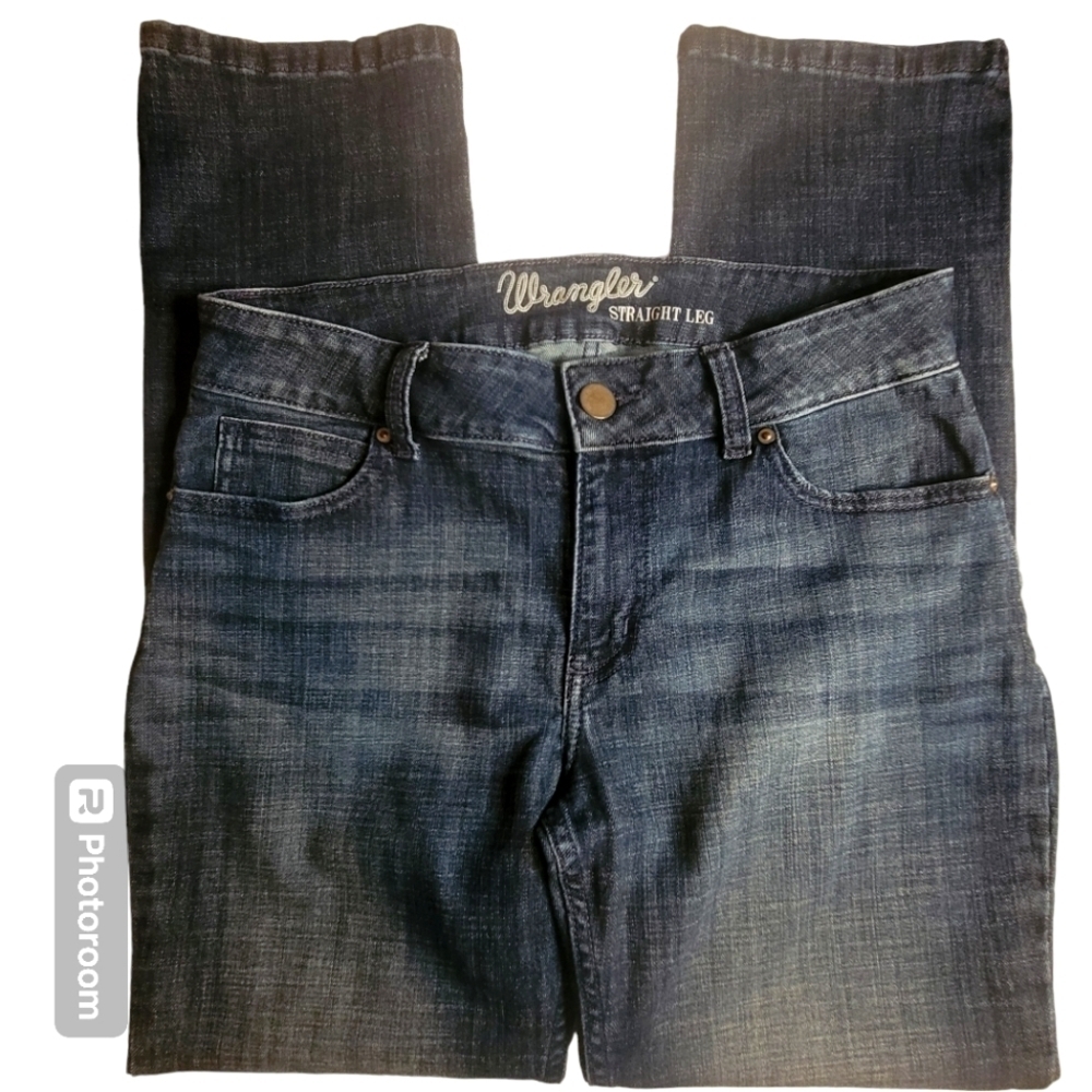 WRANGLER, straight-leg med. wash blue denim jeans w/sandblasting. Sz 11/12 x 30
